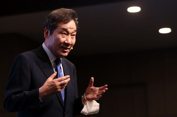 더불어민주당 대권주자인 이낙연 전 대표가 21일 오후 강원 춘천시 스카이컨벤션에서 열린 신복지 강원포럼에 참석해 특강하고 있다. 연합뉴스