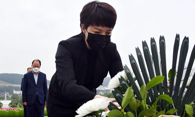 김은혜 국민의힘 당 대표 후보가 24일 부산 남구 유엔기념공원을 방문, 전몰장병묘역에 헌화하고 있다. 뉴시스