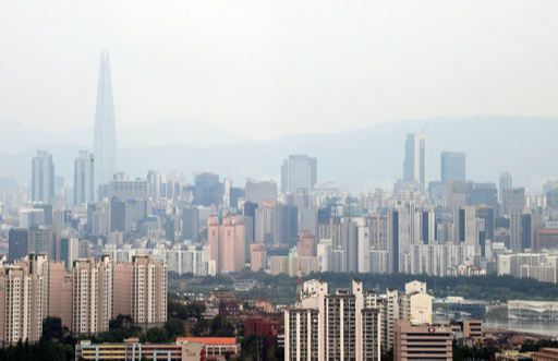 부동산 가격 상승세가 좀처럼 꺾이지 않는 가운데 23일 서울 강남 3구 일대 아파트 단지 모습이다. 이재문 기자