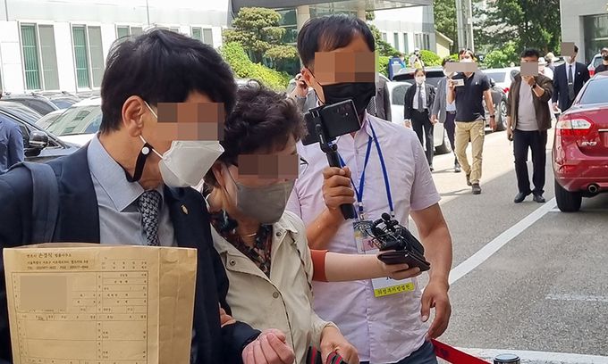 불법 요양병원을 운영하면서 수십억 원대 요양급여를 부정수급 한 혐의(의료법위반 등)로 기소된 윤석열 전 검찰총장의 장모 최모(74)씨가 24일 오후 2시께 의정부지법에서 열리는 재판을 받기 위해 변호인과 함께 법정에 들어가고 있다. 뉴시스