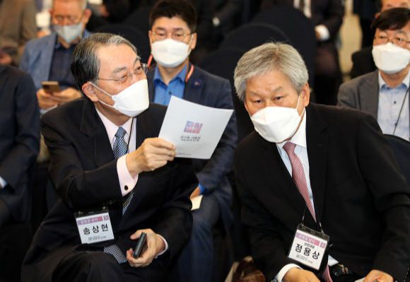 윤석열 전 검찰총장을 지지하는 전문가그룹인 ''공정과 상식을 위한 국민연합(공정과 상식)''이 지난 21일 오전 출범했다. 이날 오전 서울 중구 프레스센터에서 열린 출범식에서 송상현 전 국제사법재판소장(왼쪽)과 공동대표인 정용상 동국대 명예교수가 대화하고 있다. 연합뉴스