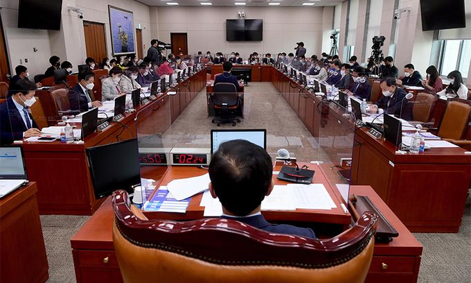 25일 서울 여의도 국회 산업통상자원중소벤처기업위원회 전체회의에서 손실보상법 관련 입법청문회가 열리고 있다. 연합뉴스