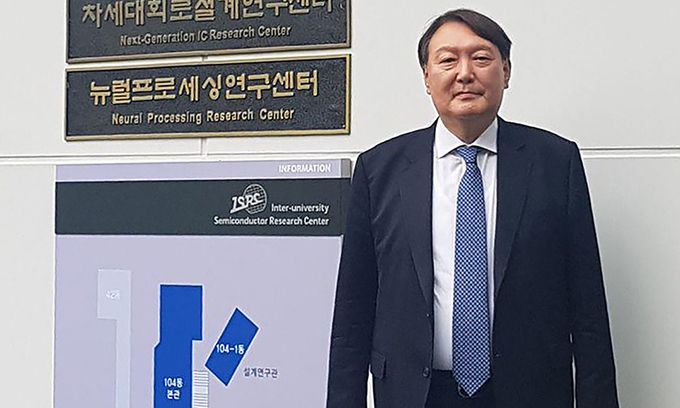 윤석열 전 검찰총장이 지난 17일 서울대 반도체 공동연구소를 방문해 반도체 물리학자인 고(故) 강대원 박사 흉상 앞에서 기념 촬영을 하고 있다. 연합뉴스