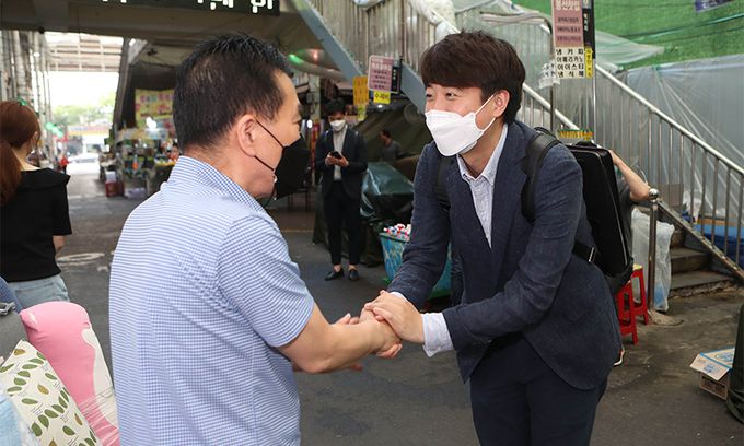 24일 국민의힘 당권에 도전하는 이준석 전 최고위원이 대구 중구 서문시장을 찾아 상인과 인사를 하고 있다. 연합뉴스