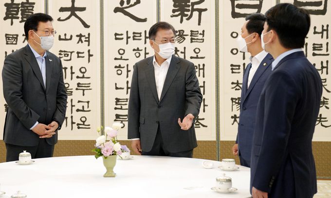 문재인 대통령이 26일 청와대에서 열린 여야 5당 대표 초청 오찬간담회에 앞서 김기현 국민의힘 대표 권한대행 겸 원내대표를 비롯한 참석자들과 환담하고 있다. 뉴스1