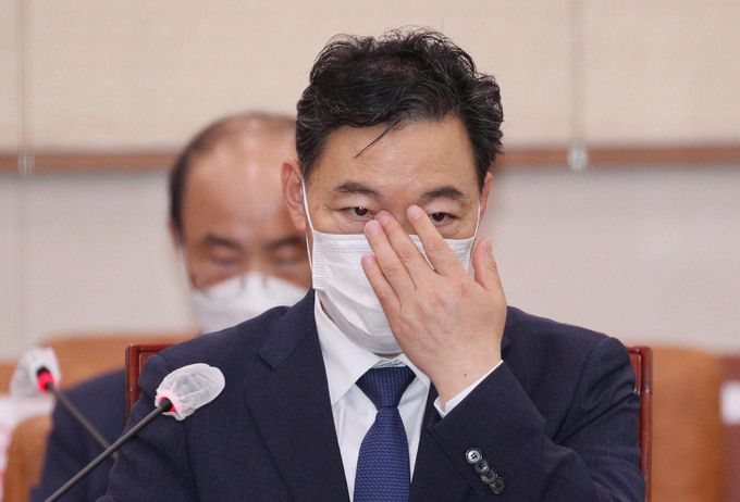 곤혹 김오수 검찰총장 후보자가 26일 국회에서 열린 인사청문회에서 마스크를 고쳐쓰고 있다. 김 후보자는 로펌 고문변호사 재직 당시 라임·옵티머스자산운용 사건 수임 의혹과 관련해 “일체 변론을 하거나 관여한 사실이 없다”고 밝혔다. 서상배 선임기자