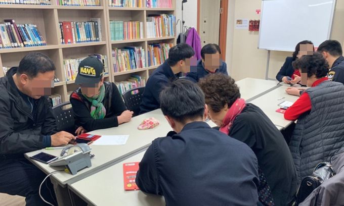 스마트폰 교육을 받는 노년층. 연합뉴스