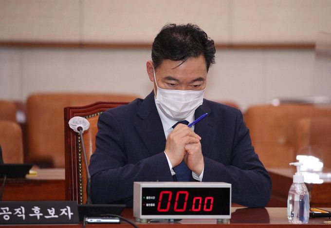 김오수 검찰총장 후보자가 26일 오후 국회 법제사법위원회에서 열린 인사청문회에서 오후 청문회 속개를 기다리고 있다. 공동취재사진