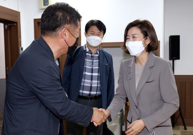 악수 나경원 전 원내대표(오른쪽)가 27일 대전 중구 국민의힘 대전시당에서 기자간담회를 마치고 취재진과 인사를 하고 있다. 대전=뉴스1