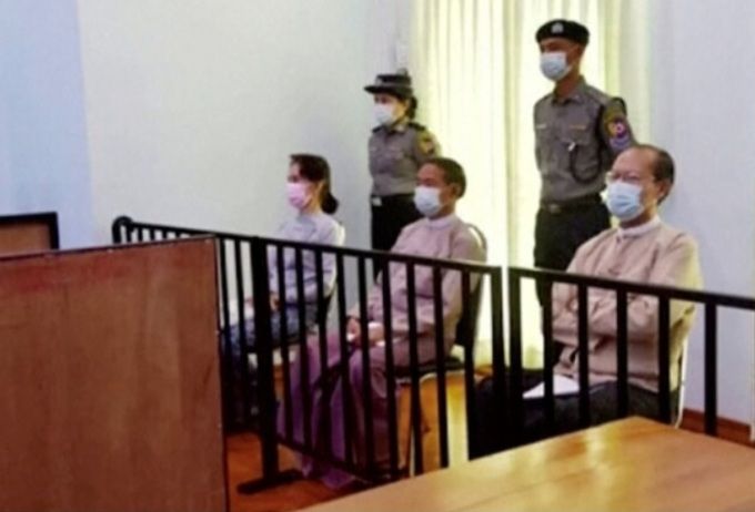 24일(현지시간) 미얀마 수도 네피도의 특별법정에 피고인 신분으로 출석한 아웅산 수치 국가고문(맨 왼쪽). 수치 고문은 지난 2월 1일 군부 쿠데타 발발 직후 가택연금됐다. 세계일보 자료사진