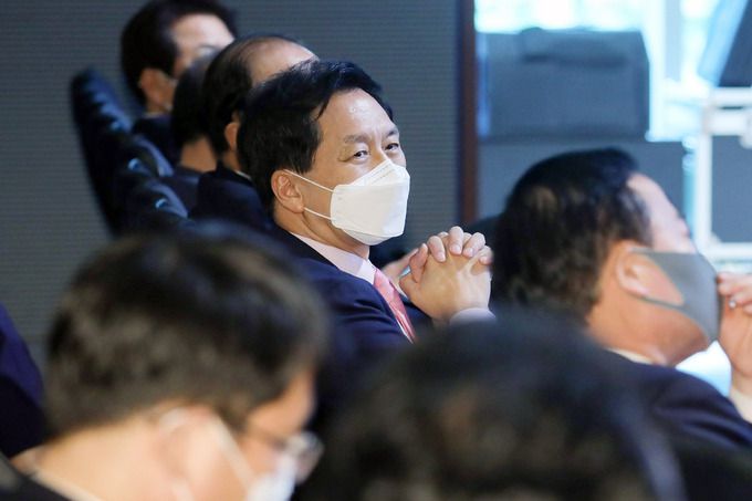 국민의힘 김기현 대표 권한대행 겸 원내대표가 25일 서울 마포구 누리꿈스퀘어에서 열린 국민의힘 제1차 전당대회 후보자 비전발표회에서 후보자들을 바라보고 있다. 뉴시스