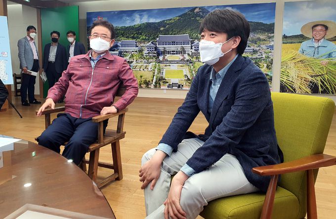 환담 이준석 전 최고위원(오른쪽)이 27일 경북 안동시 경북도청을 방문해 이철우 경북도지사와 만나고 있다. 안동=연합뉴스