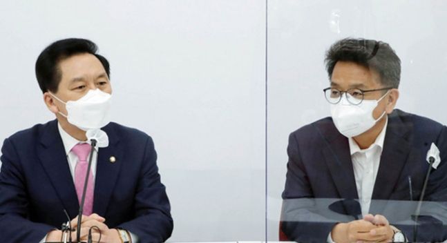 국민의힘 김기현 대표 권한대행 겸 원내대표(왼쪽)가 지난 3일 서울 여의도 국회에서 이철희 청와대 정무수석을 접견하고 인사말을 하고 있다. 뉴시스