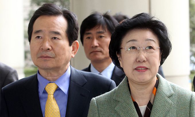 정세균 전 국무총리(왼쪽), 한명숙 전 총리. 연합뉴스