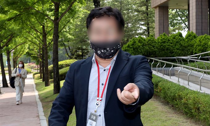 지난 27일 조희연 서울시교육감의 '해직교사 특별채용 의혹'에 연루된 당시 비서실장 A씨가 경기 정부과천청사 고위공직자범죄수사처(공수처)를 나서며 취재진에게 항의하고 있다. 뉴시스