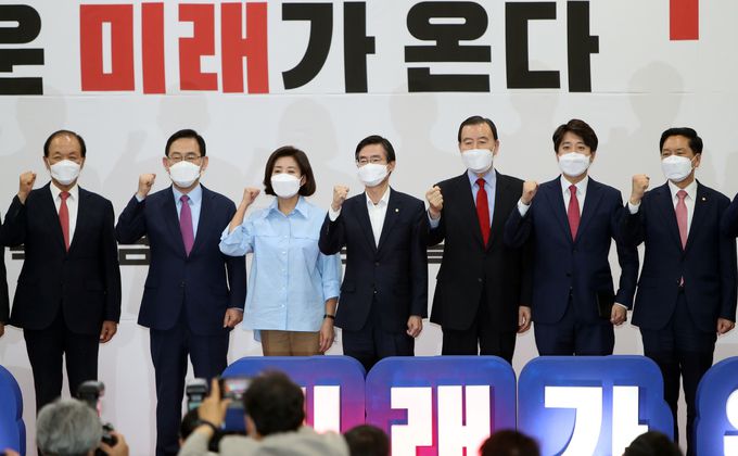 국민의힘 당 대표 후보들이 30일 광주 김대중컨벤션센터에서 열린 제1차 전당대회 광주·전북·전남·제주 합동 연설회에서 정견 발표에 앞서 기념촬영을 하고 있다. 왼쪽 일곱 번째부터 황우여 선거관리위원장, 주호영·나경원·조경태·홍문표·이준석 후보, 김기현 당대표 권한대행 겸 원내대표. 광주=연합뉴스