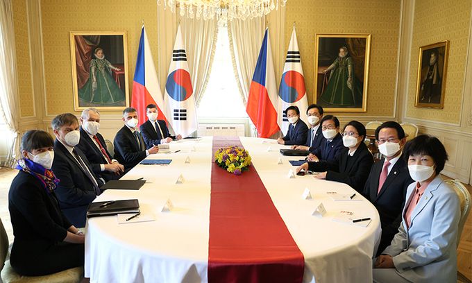 체코를 방문 중인 박병석 국회의장이 지난 27일(현지시간) 프라하 대통령 관저에서 밀로시 제만 체코 대통령과 회담하고 있다. 국회 제공