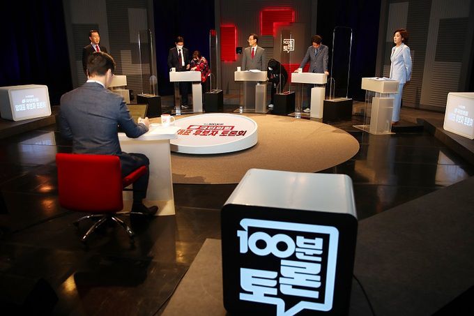 국민의힘 당 대표 후보들이 지난달 31일 서울 마포구 상암동 MBC 스튜디오에서 토론을 준비하고 있다. 사진 왼쪽부터 홍문표, 조경태, 주호영, 이준석, 나경원 후보. 뉴스1
