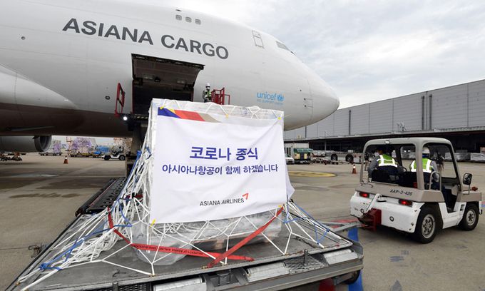 인천공항 도착한 모더나 백신 코로나19 모더나 백신의 첫 번째 도입물량인 5만5000회분이 1일 인천국제공항 화물터미널에 도착하고 있다. 인천공항=공항사진기자단