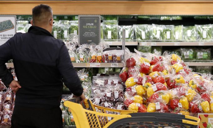 지난달 4일 서울 시내의 한 대형마트에 장을 보러 온 시민이 최근 가격이 크게 오른 채소류를 바라보고 있다. 뉴스1