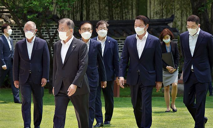 4대그룹 초청은 취임 후 처음 김기남 삼성전자 부회장, 최태원 대한상공회의소 회장 겸 SK그룹 회장, 구광모 LG그룹 회장, 정의선 현대자동차그룹 회장(왼쪽부터)이 2일 문재인 대통령이 청와대 상춘재에 마련한 오찬을 겸한 간담회에 참석하고 있다. 청와대사진기자단