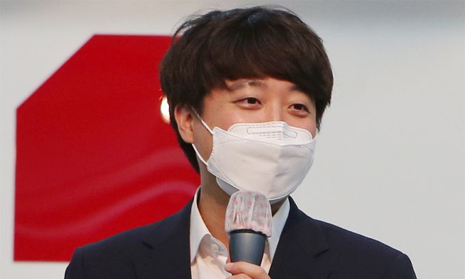 국민의힘 당권주자인 이준석 후보가 2일 국민의힘 경남도당을 방문해 당원들과 간담회를 하고 있다. 연합뉴스