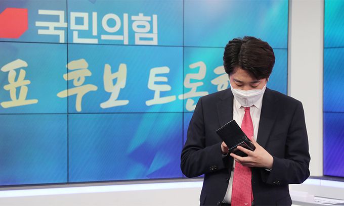 국민의힘 이준석 당 대표 후보가 지난 1일 서울 중구 MBN스튜디오에서 열린 당 대표 후보 토론회에 참석, 시작에 앞서 방송 준비를 하고 있다. 연합뉴스