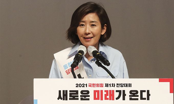 2일 부산 해운대구 벡스코 오디토리움에서 열린 국민의힘 당대표·최고위원 선출을 위한 부산·울산·경남 합동연설회에서 나경원 당대표 후보가 정견을 밝히고 있다. 연합뉴스