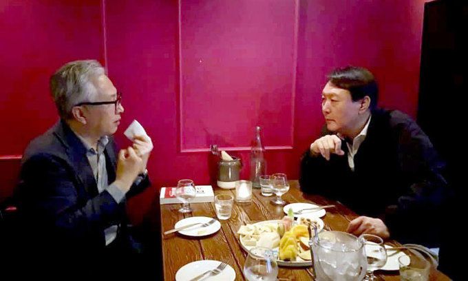 윤석열 전 검찰총장(오른쪽)이 지난 1일 서울 서대문구 연희동 골목 선술집에서 모종린 연세대 교수와 만나 대화하고 있다. 유튜브 장예찬TV 캡처