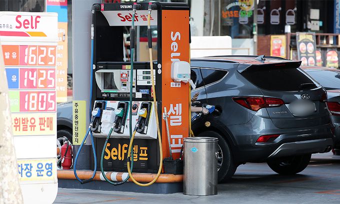 지난 2일 서울 시내 한 주유소가 한산한 모습을 보이고 있다. 뉴스1