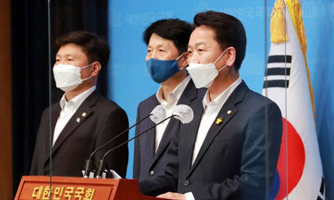 더불어민주당 초선 의원 모임 '더민초'의 운영위원장인 고영인 의원이 3일 오후 서울 여의도 국회 소통관에서 문재인 대통령과의 간담회 결과를 발표하고 있다. 왼쪽부터 홍기원, 오기형, 고 의원. 뉴시스