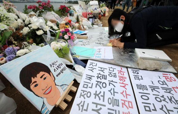 지난달 23일 오후 서울 서초구 반포한강공원 수상택시 승강장 인근 故 손정민씨 추모 공간에 시민들의 발길이 이어지고 있다. 뉴스1