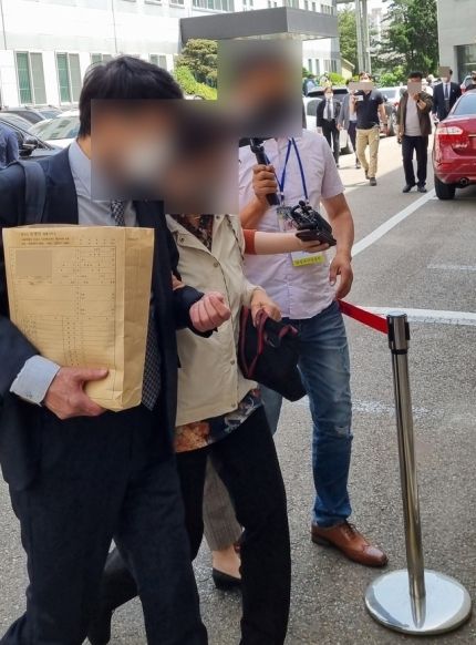 불법 요양병원을 운영하면서 수십억 원대 요양급여를 부정수급 한 혐의(의료법위반 등)로 기소된 윤석열 전 검찰총장의 장모 최모(74)씨가 24일 오후 2시쯤 의정부지법에서 열리는 재판을 받기 위해 변호인과 함께 법정에 들어가고 있다. 의정부=뉴시스