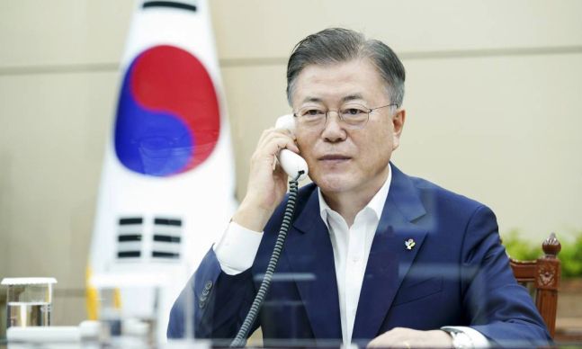 문재인 대통령이 3일 오후 청와대 여민관 소회의실에서 보리스 존슨 영국 총리와 전화 통화하고 있다. 청와대 제공