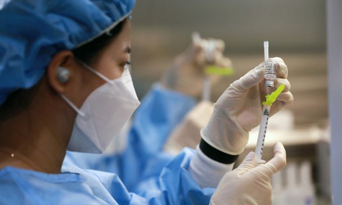 지난 4일 서울 영등포아트홀에 마련된 코로나19 예방접종센터에서 의료진이 화이자 백신을 추출하고 있다. 뉴스1