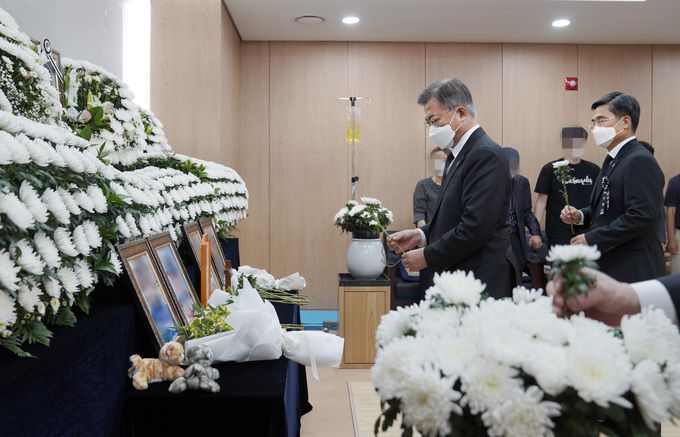 문재인 대통령이 6일 오후 경기도 성남 국군수도병원에 마련된 이 모 부사관의 추모소를 찾아 고인의 영정 앞에 헌화하고 있다. 청와대 제공