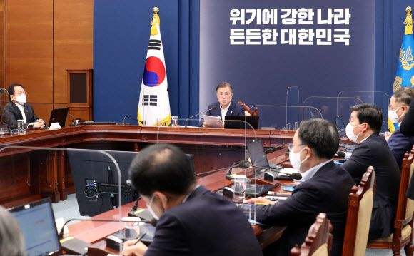 문재인 대통령이 7일 청와대에서 열린 제3차 코로나19 대응 특별방역점검회의에서 발언하고 있다. 연합뉴스