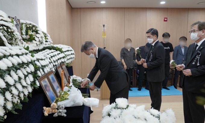 문재인 대통령이 6일 오후 경기도 성남 국군수도병원에 마련된 이 모 부사관의 추모소를 찾아 고인의 영정 앞에 헌화하고 있다.청와대 제공