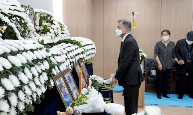 문재인 대통령이 지난 6일 경기 성남시 국군수도병원에 마련된 공군 성추행 피해자 이 모 부사관의 추모소를 찾아 추모한 뒤 고인의 영정을 바라보고 있다. 청와대 제공