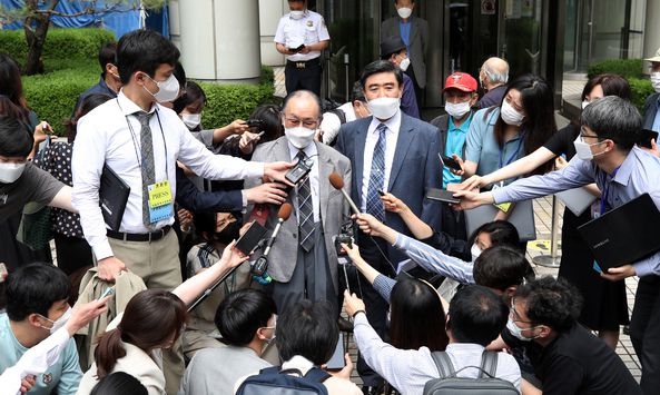 일제강점기 강제징용 피해자 고(故) 임정규씨의 아들 임철호씨와 장덕환 일제강제노역피해자 정의구현 전국연합회회장이 7일 오후 서울 서초구 서울중앙지방법원에서 일본제철 주식회사와 닛산화학 등 16곳을 상대로 낸 손해배상 소송이 각하된 뒤 기자회견을 하고 있다. 뉴시스