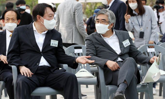 윤석열 전 검찰총장(왼쪽)이 9일 오후 서울 남산예장공원 개장식에서 이철우 연세대 교수와 대화하고 있다. 연합뉴스