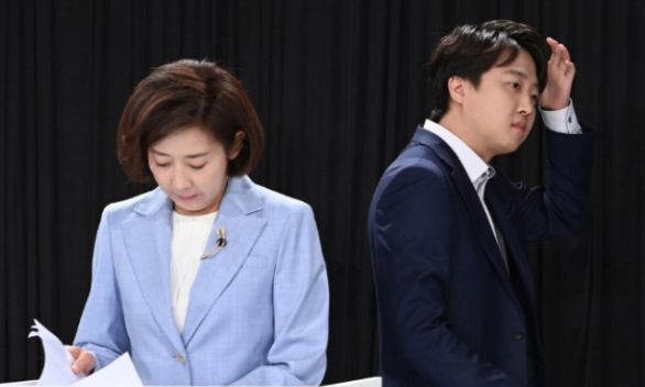 국민의힘 당대표에 출마한 나경원, 이준석 후보가 8일 오전 서울 용산구 효창동 백범김구기념관에서 열린 국민의힘 제1차 전당대회 '오른소리 토론회'에 참석해 토론 준비를 하고 있다. 연합뉴스