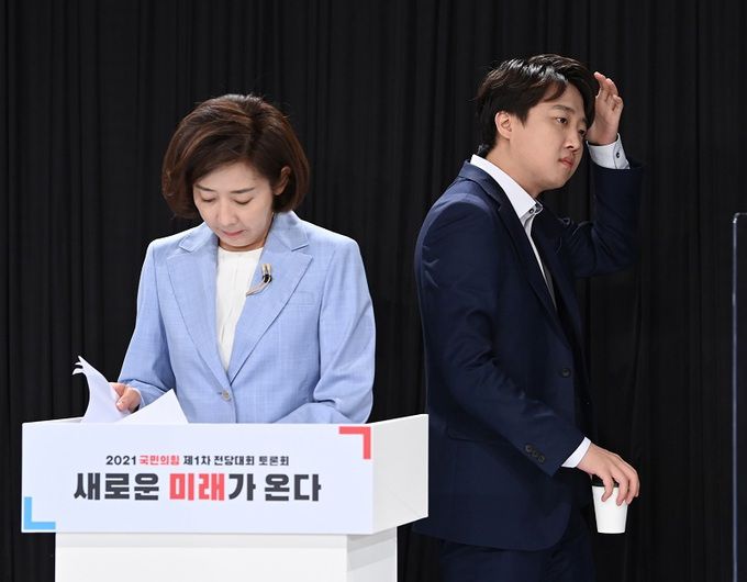 국민의힘 당 대표 선거에 출마한 나경원, 이준석 후보가 지난 8일 오전 서울 용산구 효창동 백범김구기념관에서 열린 국민의힘 제1차 전당대회 ‘오른소리 토론회’에 참석해 토론 준비를 하고 있다. 연합뉴스