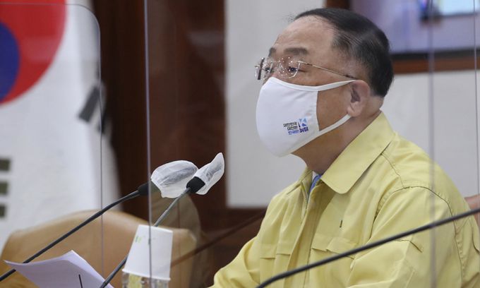 홍남기 경제부총리 겸 기획재정부 장관이 9일 서울 종로구 정부서울청사에서 열린 제37차 비상경제 중앙대책본부(중대본) 회의 겸 2021년 제3차 혁신성장전략회의에 참석해 발언하고 있다. 뉴시스