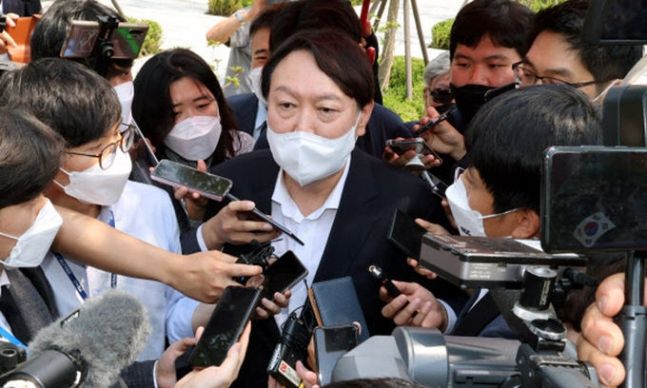 윤석열 전 검찰총장이 9일 서울 남산예장공원에 문을 연 우당 이회영 기념관 개장식에 참석해 취재진 질문에 답하고 있다. 뉴시스