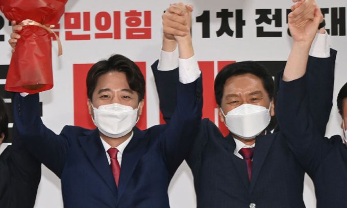 국민의힘 이준석 새 대표(왼쪽)가 11일 서울 여의도 중앙당사에서 열린 전당대회에서 김기현 원내대표와 함께 손을 잡고 기뻐하고 있다. 연합뉴스