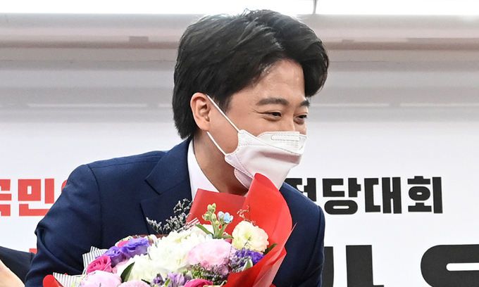 이준석 신임 국민의힘 당대표가 11일 오전 서울 여의도 국민의힘 당사에서 열린 전당대회에서 꽃다발을 들고 있다. 국회사진기자단