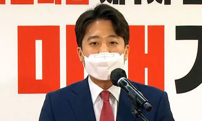 국민의힘 이준석 신임 당대표가 11일 서울 여의도 국민의힘 중앙당사에서 열린 제1차 전당대회에서 당대표로 선출된 뒤 수락연설을 하고 있다. 연합뉴스