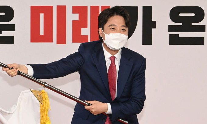 국민의 힘 이준석 신임 대표가 11일 서울 영등포구 중앙당사에서 열린 전당대회에서 당선 확정 뒤 당기를 흔들고 있다. ‘0선’의 이 대표는 이번 전당대회에서 역대급 흥행을 주도한 끝에 헌정 사상 최초로 30대 당수 자리에 올랐다. 하상윤 기자