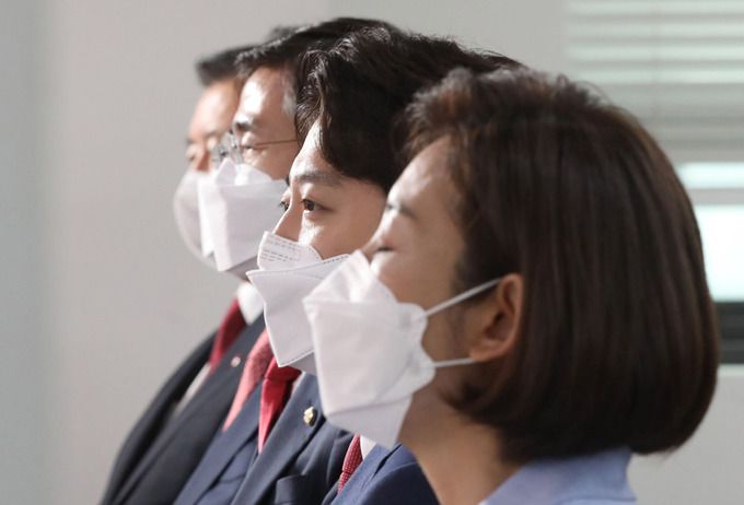 이준석 신임 국민의힘 당대표가 11일 오전 서울 여의도 국민의힘 당사에서 열린 전당대회에 참석해 후보들과 나란히 앉아 있다. 뉴시스